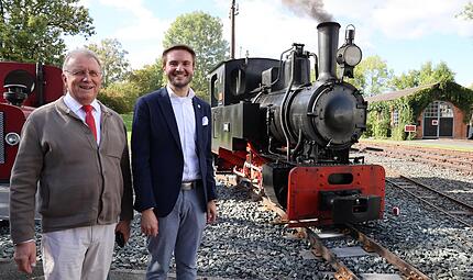 Bei der Gleissanierung fahren Oberfrankenstiftung und DDM-Zweckverband auf demselben Gleis: Bezirkstagspräsident Henry Schramm und Landrat Jonas Gleich haben gemeinsam dafür gesorgt, dass die Kleinbahn auch künftig zuverlässig rollen kann. Sonny Adam Bei der Gleissanierung fahren Oberfrankenstiftung und DDM-Zweckverband auf demselben Gleis: Bezirkstagspräsident Henry Schramm und Landrat Jonas Gleich haben gemeinsam dafür gesorgt, dass die Kleinbahn auch künftig zuverlässig rollen kann. Sonny Adam