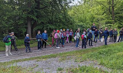 Am Projekttag sammeln die Kinder Müll in der Umgebung. Am Projekttag sammeln die Kinder Müll in der Umgebung.