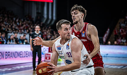 Der Ex-Bamberger Spencer Reaves (mit Ball, im Duell mit Zach Ensminger) spielt erneut eine starke Saison in Weißenfels. Der Ex-Bamberger Spencer Reaves (mit Ball, im Duell mit Zach Ensminger) spielt erneut eine starke Saison in Weißenfels.