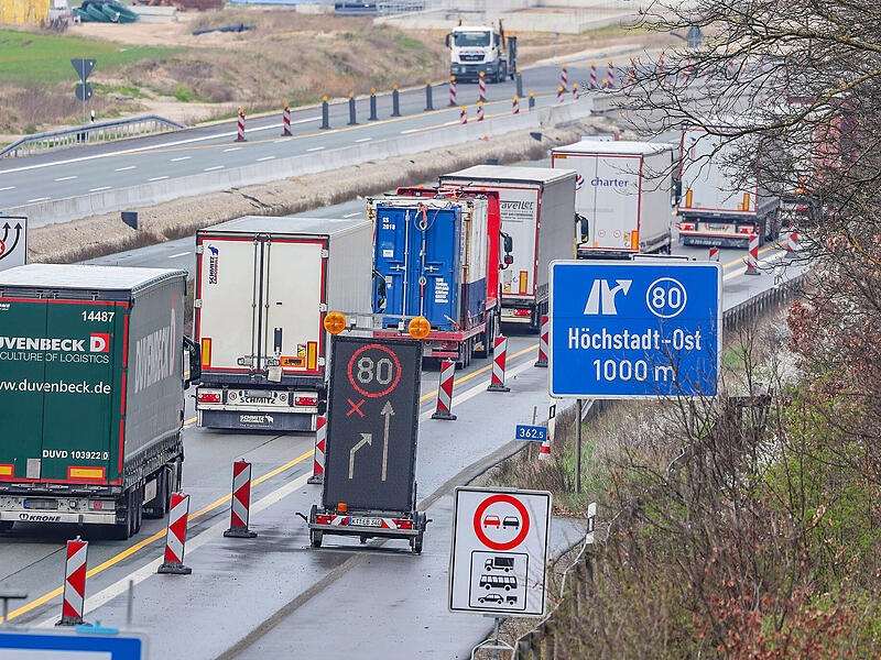 A3-Vollsperrung bei Höchstadt Der Verkehr staut sich auf der rechten Spur. Laut dem ADAC war die A3 im Jahr die Staureichste Autobahn in Bayern. Ausbau und Baustellen erschweren das Fahren vor allem in Franken.