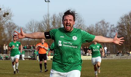 Der Kemmerner David Görtler jubelt nach seinem Siegtreffer zum 3:2. Der Kemmerner David Görtler jubelt nach seinem Siegtreffer zum 3:2.