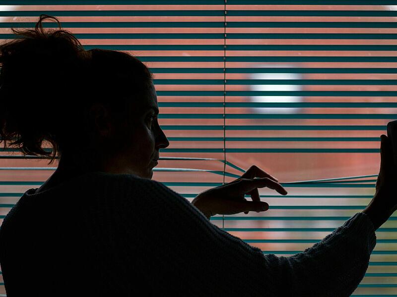 Zumeist werden Frauen Opfer von Stalking. Betroffene trauen sich oftmals nicht mehr alleine aus dem Haus. Zumeist werden Frauen Opfer von Stalking. Betroffene trauen sich oftmals nicht mehr alleine aus dem Haus.