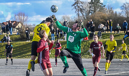 Der Einberger Keeper Christian Heubner versucht vor dem Weidhausener Alessandro Kessler zu klären. Der Einberger Keeper Christian Heubner versucht vor dem Weidhausener Alessandro Kessler zu klären.