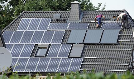 Solaranlage auf einem Dach Solaranlage auf einem Dach