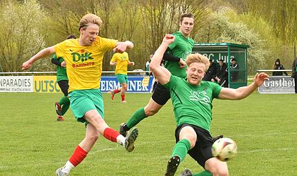 Einen perfekten Spielzug schließt der DJKler Karl Theodor Henri Weidenfeld mit einen strammen Schuss zum 0:1 ab und lässt Moritz Büttgen keine Abwehrchance. Einen perfekten Spielzug schließt der DJKler Karl Theodor Henri Weidenfeld mit einen strammen Schuss zum 0:1 ab und lässt Moritz Büttgen keine Abwehrchance.