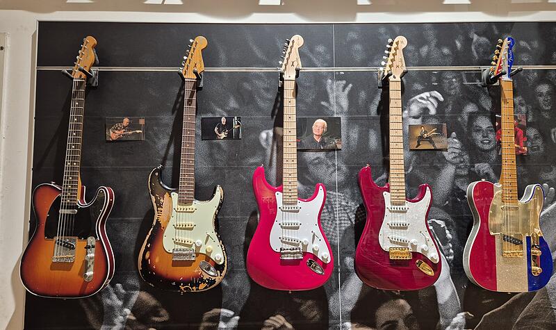 Berühmte Stratocaster-Gitarren im Thomann Musikladen in Treppendorf. Berühmte Stratocaster-Gitarren im Thomann Musikladen in Treppendorf.