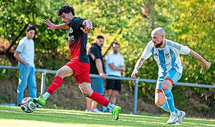 Der ATSV Forchheim (in rot-schwarzen Trikots) wartet noch auf den ersten Punkt der neuen Saison und musste sich am Wochenende dem ASV Niederndorf mit 0:3 geschlagen geben. Andreas Klupp Der ATSV Forchheim (in rot-schwarzen Trikots) wartet noch auf den ersten Punkt der neuen Saison und musste sich am Wochenende dem ASV Niederndorf mit 0:3 geschlagen geben. Andreas Klupp