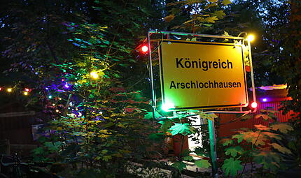 Arschlochhausen gibt es nur drei Tage lang. Dann kehrt wieder für ein Jahr Ruhe ein. Arschlochhausen gibt es nur drei Tage lang. Dann kehrt wieder für ein Jahr Ruhe ein.