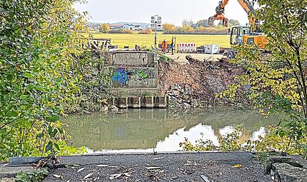 Die Holzbrücke (links im Hintergrund) wurde abgebaut. Mit einer neuen Metallkonstruktion soll der Rad- und Fußweg in Höchstadt noch heuer wieder freigegeben werden. Die Holzbrücke (links im Hintergrund) wurde abgebaut. Mit einer neuen Metallkonstruktion soll der Rad- und Fußweg in Höchstadt noch heuer wieder freigegeben werden.