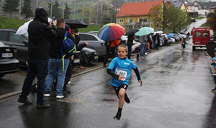 . Insgesamt gingen in allen Altersklassen und Laufdisziplinen rund 400 Läuferinnen und Läufer beim Weilersbacher Frühjahrslauf an den Start. . Insgesamt gingen in allen Altersklassen und Laufdisziplinen rund 400 Läuferinnen und Läufer beim Weilersbacher Frühjahrslauf an den Start.