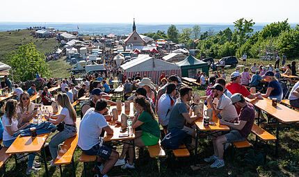 Anstich Walberlafest 2025Anstich Walberlafest 2025 Am Freitagabend wurde das Walberlafest 2025 auf der Ehrenbürg offiziell mit dem Bieranstich und dem Maibaumaufstellen eröffnet.