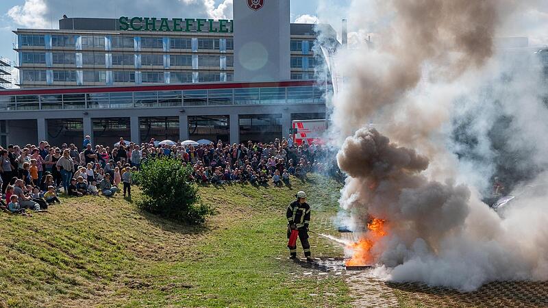 Ein Feuerwehrmann zeigt in Herzogenaurach, wie man einen Dieselbrand mit einem Feuerlöscher löscht. Ein Feuerwehrmann zeigt in Herzogenaurach, wie man einen Dieselbrand mit einem Feuerlöscher löscht.