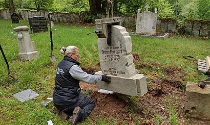Denise Ullrich von der Firma Ullrich Naturstein Design setzt den Grabstein von Anton Hergert auf dem Friedhof von Altglashütten wieder ein. Denise Ullrich von der Firma Ullrich Naturstein Design setzt den Grabstein von Anton Hergert auf dem Friedhof von Altglashütten wieder ein.
