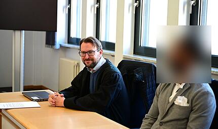 Amtsgericht Bamberg Beleidigung Körperverletzung Ehefrau Rechtsanwalt Jann Brauner aus Hallstadt und der Angeklagte kurz vor Prozessbeginn