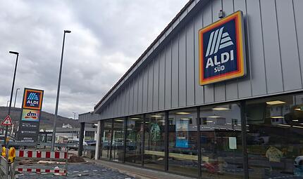 Aldi und DM in Bad Brückenau Auf dem Gelände des Aldi-Markts in Bad Brückenau wird gearbeitet. Auf dem Schild ist bereits das DM-Logo zu sehen.