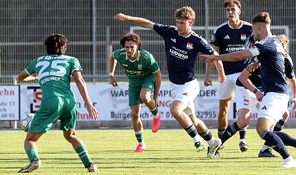 TSV Burgebrach zieht Bilanz nach Hinrunde Die halbe Miete zum Klassenerhalt haben die Burgebracher um Robin Bätz (Mitte), Philipp Hörnes (rechts) und Andreas Pfahlmann (hinten) bereits im Sack.
