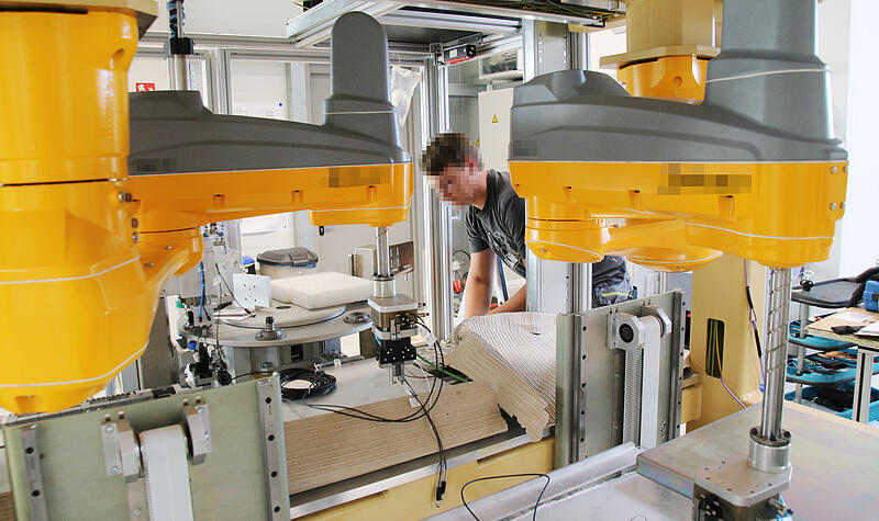 Produktionsautomatisierungen, Sondermaschinen, Robotertechnologien: Produktion bei Albert und Hummel Bamberg. Produktionsautomatisierungen, Sondermaschinen, Robotertechnologien: Produktion bei Albert und Hummel Bamberg.