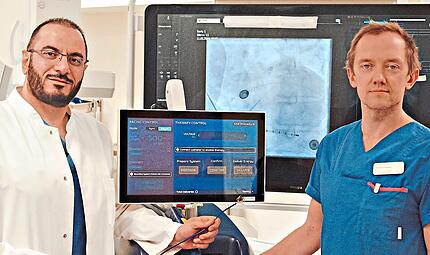 Moderne Herzmedizin in der Frankenwaldklinik: Chefarzt Mohmmad Hamadneh (links) und Oberarzt Michael Chapran mit dem neuen Pulsed-Field-Ablation-System.Dölling Moderne Herzmedizin in der Frankenwaldklinik: Chefarzt Mohmmad Hamadneh (links) und Oberarzt Michael Chapran mit dem neuen Pulsed-Field-Ablation-System.Dölling