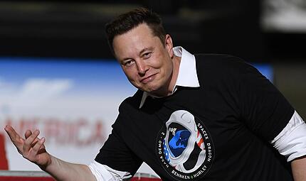 Elon Musk übt mit seiner wirtschaftlichen Macht auch politische Macht aus. Elon Musk übt mit seiner wirtschaftlichen Macht auch politische Macht aus.