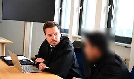 Amtsgericht Bamberg Sexuelle Belästigung Arbeitskollege des Ehemannes Rechtsanwalt Jörg Schwengler aus Bamberg und der Angeklagte warten auf Strafrichter Matthias Bachmann