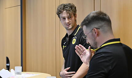 Marin Lisac durfte bei der Auftakt-PK des HSC Coburg seine Vertragsverlängerung bekanntgeben. Marin Lisac durfte bei der Auftakt-PK des HSC Coburg seine Vertragsverlängerung bekanntgeben.