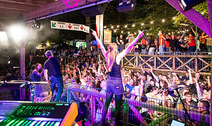 Annafest Forchheim 2025: Zweiter SamstagForchheim & Fränkische Schweiz Das Annafest 2026 wirft bereits seine Schatten voraus. Nicht fehlen darf natürlich das umfangreiche Musikprogramm. Welche Bühnenpläne bislang bekannt sind – die große Übersicht.