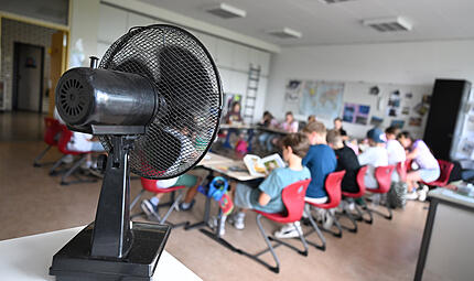 Hitze im Klassenzimmer Ein Ventilator verschafft Abkühlung in einem Klassenzimmer. Wie könnten dagegen langfristige Hitzeschutzmaßnahmen an Schulen in Erlangen-Höchstadt aussehen? (Symbolbild)