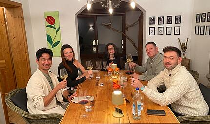 Finale beim „perfekten Dinner“ von VOX: An Tag 5 wird's in Stegaurach italienisch! Die Gäste freuen sich auf den Abend (v.l.n.r.: Ragil Mahardika, Lui Lehrieder, Gastgeberin Angela Laguionie, Schorsch Knorr und Mathias Schlosser). Finale beim perfekten Dinner von VOX: An Tag 5 wird's in Stegaurach italienisch! (v.l.n.r.: Ragil, Lui, Gastgeberin Angela, Schorsch und Mathias)