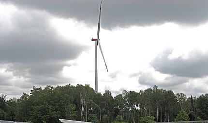 Ein Windrad auf der Sennigshöhe oberhalb von Lautertal-Tremersdorf im Landkreis Coburg. Ein Windrad auf der Sennigshöhe oberhalb von Lautertal-Tremersdorf im Landkreis Coburg.