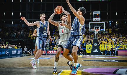 Demarcus Demonia (weißes Trikot) war Bambergs Bester bei der 71:85-Niederlage in Berlin. Demarcus Demonia (weißes Trikot) war Bambergs Bester bei der 71:85-Niederlage in Berlin.