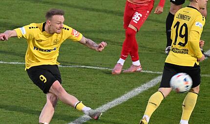 Bayreuths Thomas Winklbauer zieht ab. Bayreuths Thomas Winklbauer zieht ab.