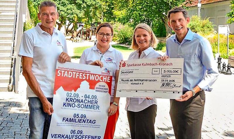 Der 3. Kronacher Kino-Sommer wird Dank des Sponsorings der Sparkasse Kulmbach-Kronach für die Bevölkerung kostenfrei. Hierüber freuen sich (von links) Zweiter AG-Vorsitzender Dietrich Denzner, AG-Vorsitzende Michaela Weiss, Sparkassen-Vorstandsmit... Der 3. Kronacher Kino-Sommer wird Dank des Sponsorings der Sparkasse Kulmbach-Kronach für die Bevölkerung kostenfrei. Hierüber freuen sich (von links) Zweiter AG-Vorsitzender Dietrich Denzner, AG-Vorsitzende Michaela Weiss, Sparkassen-Vorstandsmit...