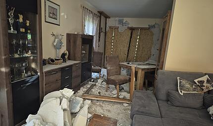 Ein Auto krachte in eine Hauswand in Marktrodach. Der Schaden ist beträchtlich. Ein Auto krachte in eine Hauswand in Marktrodach. Der Schaden ist beträchtlich.