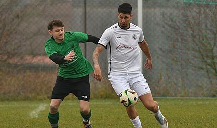 Auf Bezirksliga-Niveau fehlt dem SC Jura Arnstein das letzte Quäntchen. Hier versucht Julian Betz, dem Ebersdorfer Sertan Sener (rechts) den Ball abzunehmen. Auf Bezirksliga-Niveau fehlt dem SC Jura Arnstein das letzte Quäntchen. Hier versucht Julian Betz, dem Ebersdorfer Sertan Sener (rechts) den Ball abzunehmen.