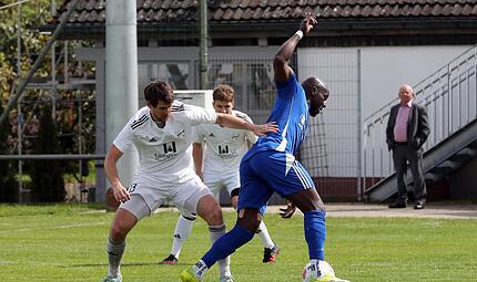 Emanuel Aithkins (rechts) von der DJK Schnaid/Rothensand zieht am Harnsbacher Jürgen Endres vorbei. Emanuel Aithkins (rechts) von der DJK Schnaid/Rothensand zieht am Harnsbacher Jürgen Endres vorbei.