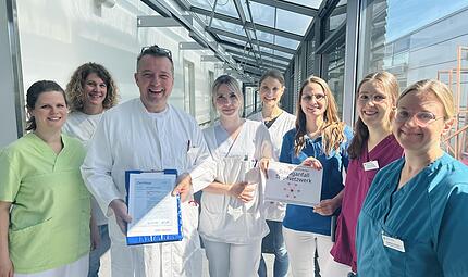 Chefarzt Jürgen Gschossmann freut sich mit der Assistenzärztin Kathrin Fischer (r.) und der Physiotherapeutin Monika Rupp (3. v. r.) sowie dem gesamten Schlaganfall-Team im Klinikum Forchheim über die Zertifizierung. Chefarzt Jürgen Gschossmann freut sich mit der Assistenzärztin Kathrin Fischer (r.) und der Physiotherapeutin Monika Rupp (3. v. r.) sowie dem gesamten Schlaganfall-Team im Klinikum Forchheim über die Zertifizierung.