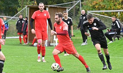 Tim Rebhan (am Ball) will mit seiner TSSV Fürth am Berg noch die Klasse in der Kreisliga Coburg halten. Tim Rebhan (am Ball) will mit seiner TSSV Fürth am Berg noch die Klasse in der Kreisliga Coburg halten.