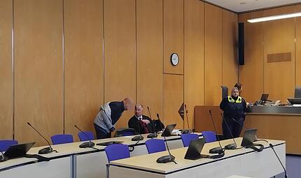 Der Angeklagte mit seinem Verteidiger im Coburger Landgericht Der Angeklagte mit seinem Verteidiger im Coburger Landgericht