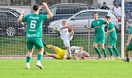Sven Wieczorek klärt hier in höchster Not - Neudrossenfeld gewann aber in Coburg. Sven Wieczorek klärt hier in höchster Not - Neudrossenfeld gewann aber in Coburg.
