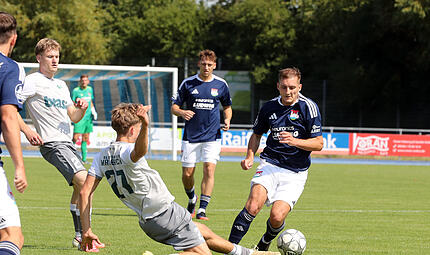 Der Burgebracher Bastian Bogensperger wird fair vom Haibacher Aaron Sprung vom Ball getrennt. Der Burgebracher Bastian Bogensperger wird fair vom Haibacher Aaron Sprung vom Ball getrennt.