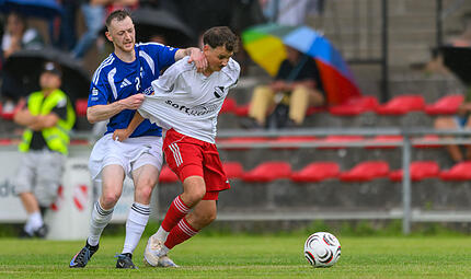 ATSV Erlangen - SpVgg Jahn Forchheim Der Forchheimer Tobias Lösel versucht vehement, ATSV-Akteur Sandro Weber zu stoppen. Wenige Minuten später wurde die Landesliga-Partie abgebrochen.
