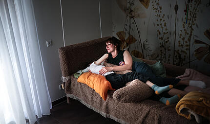 Olivia und Kristin Meiss Da Olivia auf Bewegungen reagiert, haben ihre Großeltern ein Bett mit Seilen und Karabinern an der Decke befestigt, sodass es über den Boden schwingen kann.