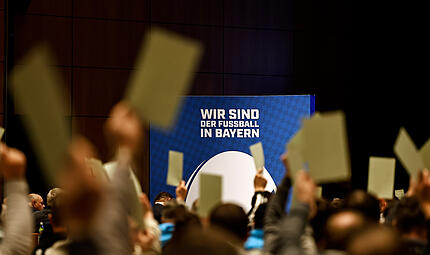 Eigenes Modell: BFV und 25 Vereine preschen bei Regionalligareform vor "Wir sind der Fußball in Bayern", lautet das Motto des BFV-Wahljahres 2026. Beim Treffen von 25 Vereinen zum Vorgehen bei der Regionalliga-Form wählten die Beteiligten einen eigenen Weg.