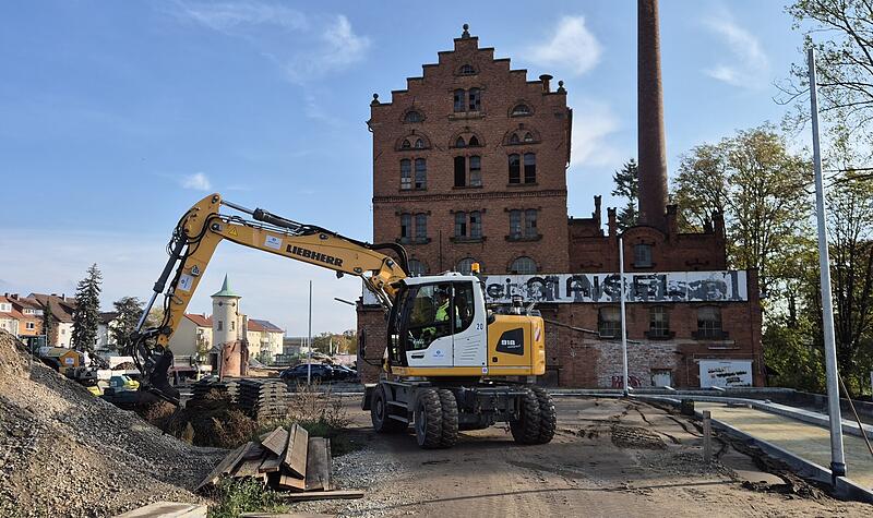 13 günstige Reihenhäuser baut die Joseph-Stiftung im Maisel-Viertel in Bamberg, im Schatten des schönen Baudenkmals der ehemaligen Brauerei. 13 günstige Reihenhäuser baut die Joseph-Stiftung im Maisel-Viertel in Bamberg, im Schatten des schönen Baudenkmals der ehemaligen Brauerei.