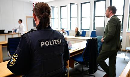 Amtsgericht Bamberg Körperverletzung Schere AEO Freispruch Beide Angeklagte wurden in Hand- und Fußfesseln von Polizeibeamten aus der Untersuchungshaft ins Amtsgericht gebracht