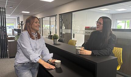 Geschäftsführerin und Azubine plauschen in der Kaffeeküche. Geschäftsführerin und Azubine plauschen in der Kaffeeküche.
