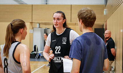 Baskets-Spielerin Elisa Tweedie (in der Mitte) im Gespräch mit FT-Reporter Nikolas Pfannenmüller. Baskets-Spielerin Elisa Tweedie (in der Mitte) im Gespräch mit FT-Reporter Nikolas Pfannenmüller.