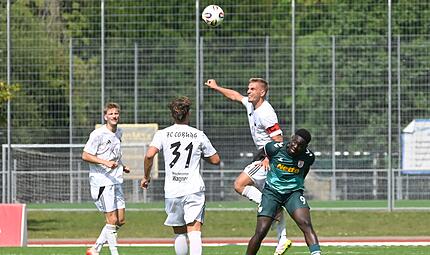 Hier steigt der Coburger Mannschaftskapitän Maximilian Tranziska (im Spiel gegen Jahn Regensburg II) hoch. Hier steigt der Coburger Mannschaftskapitän Maximilian Tranziska (im Spiel gegen Jahn Regensburg II) hoch. Bei der SpVgg Bayern Hof handelte er sich die Rote Karte ein. Die Sperre ist vorbei, gegen Cham ist Tranziska wieder mit von der Partie.