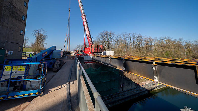 Behelfsbrücke Schleuse Kriegenbrunn Die alte Brücke (links) der Schleuse Kriegenbrunn ist zu marode für die Schwerlasttransporter.