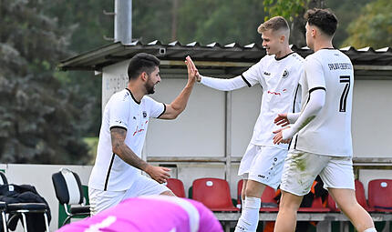 Während Sertan Sener (links) & Co. einen Treffer feiern, ist der Mönchrödener Keeper Lukas Köhn am Verzweifeln. Während Sertan Sener (links) & Co. einen Treffer feiern, ist der Mönchrödener Keeper Lukas Köhn am Verzweifeln.
